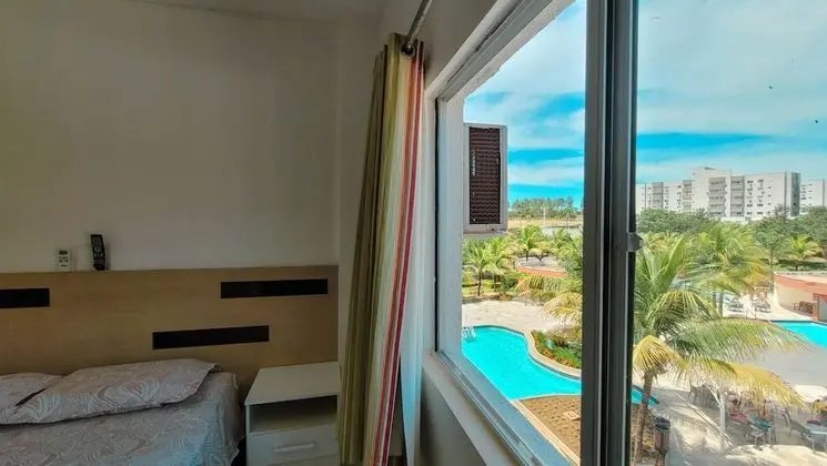Frente ao Parque da Lagoa Quente, Apto particular com varanda e vista piscinas, com tela de proteção - Oda Manzaraları