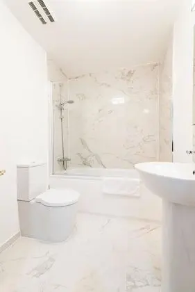 Fresh and Smart Two-bedroom Apartment in Kensington London