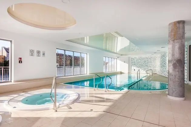 Frey Homes Waterlane Glamour &SPA - Havuz
