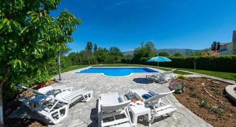 Frida Luxury Beachfront Villa - Havuz
