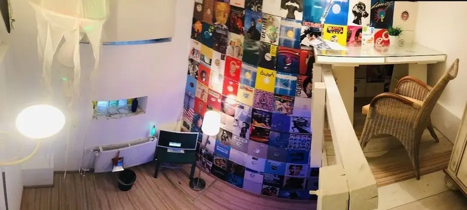 At Friends by City Surfer