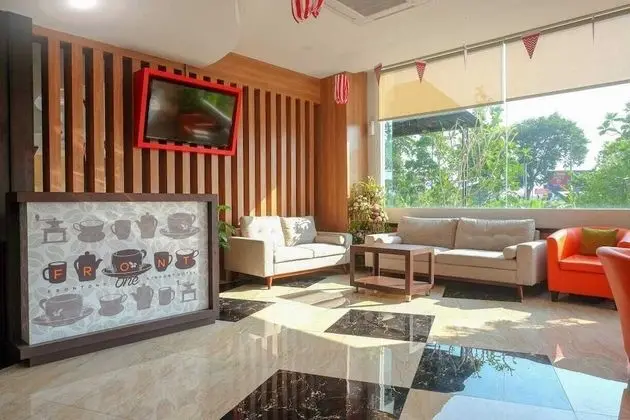 Front One Hotel Airport Solo - Lobi