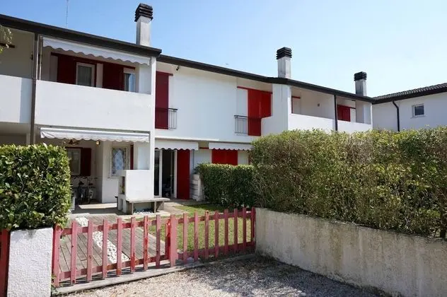 Villa in Front of the Pedestrian Area With Pool - Öne Çıkan Resim