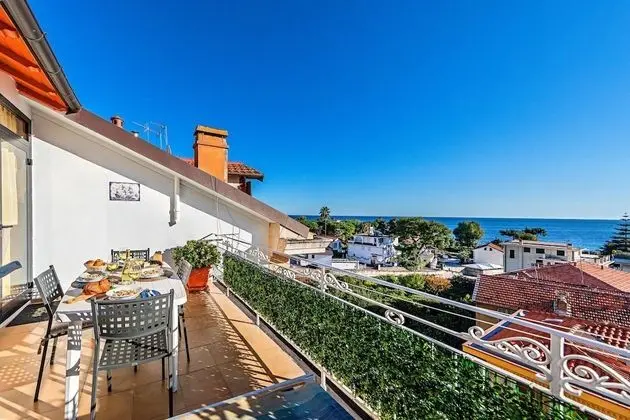 In Front of the Sea P3 9 Apartment by Wonderful Italy