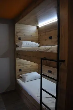 Full House Capsule Hostel - Öne Çıkan Resim