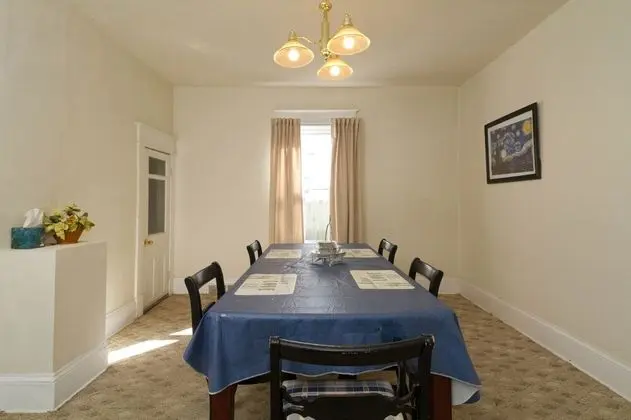 Fully Furnished 4-bedroom Located on a Quiet Block - Mutfak