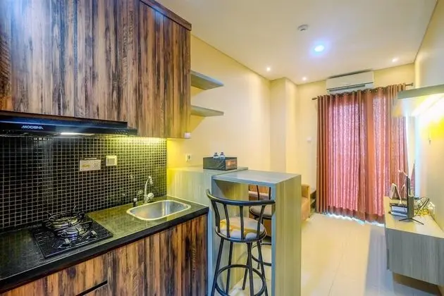 Fully Furnished Apartment with Comfortable Design 1BR Woodland Park Residence - Mutfak