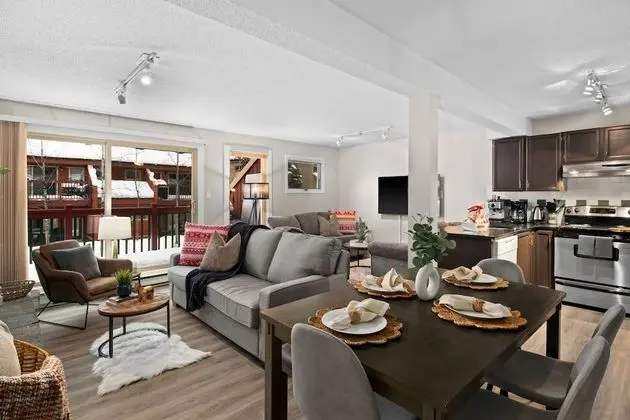 FULLY RENOVATED 3-Br home | TRUE Ski In/Out | Free access to Pools & Hot tubs