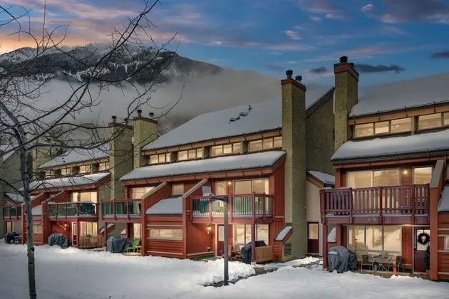 FULLY RENOVATED 3-Br home | TRUE Ski In/Out | Free access to Pools & Hot tubs