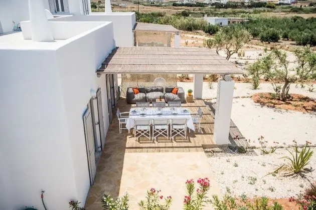 Funky holiday home with pool, next to the beach by VillaRentalsgr