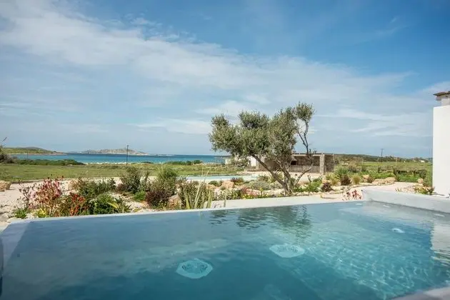 Funky holiday home with pool, next to the beach by VillaRentalsgr - Havuz