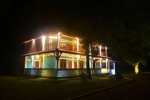 Funky Leopard Safari Lodge Bordering Yala National Park