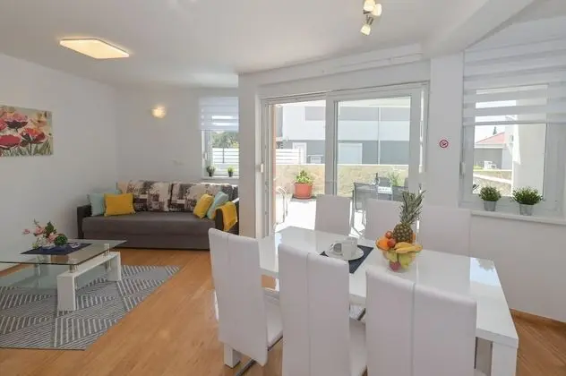 Funtastic Pool Villa Apartments - İç Mekan