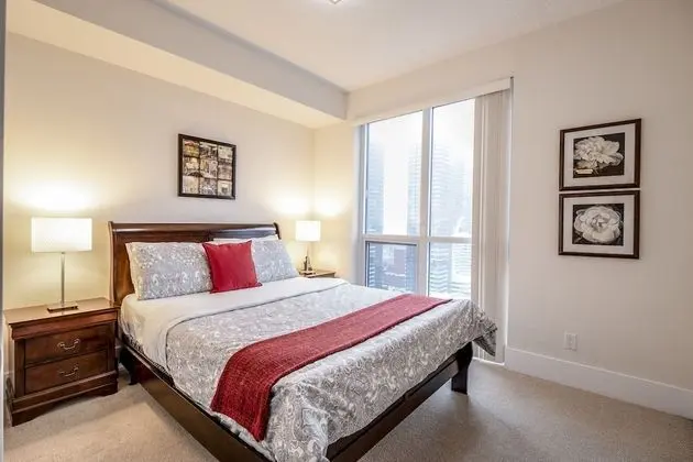 Galaxy Suites 300 Front Unit 2705 - Oda