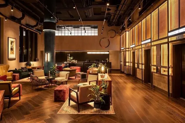 The Gantry London, Curio Collection by Hilton - Lobi