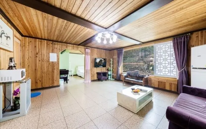 Gapyeong Haengbogi Meomuneunjip House