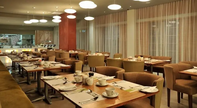 Garden Court Victoria Junction - Yerinde Yemek
