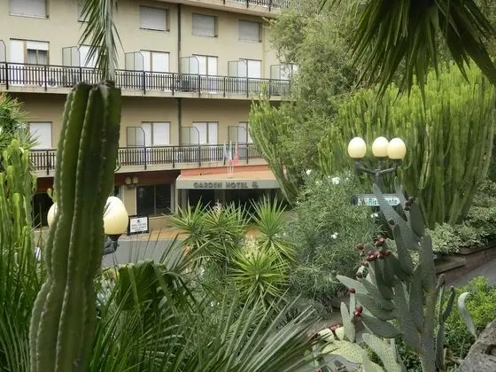 Garden Hotel - Dış Mekan