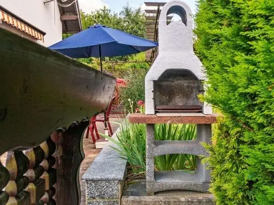 Garden View Apartment in Erzgebirge near Forest - Dış Mekan