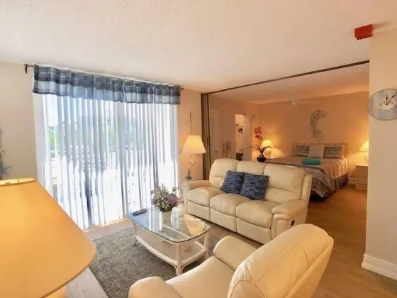 Garrett's Bonita Beach & Tennis Condo - Oda