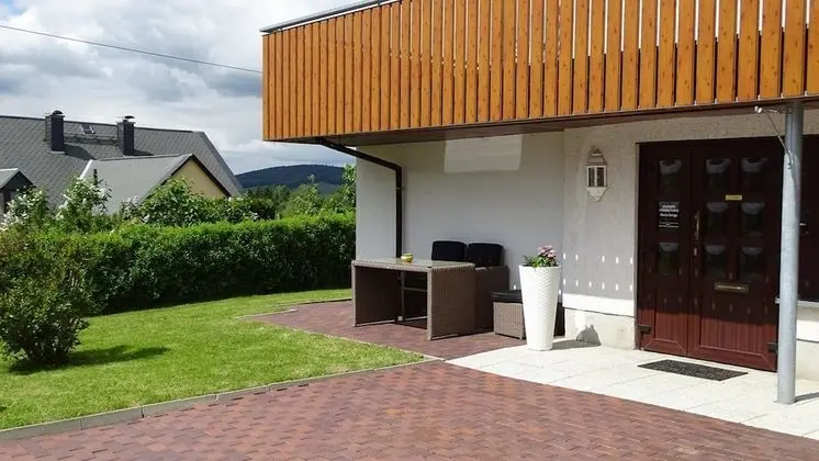 Gästezimmer & Ferienwohnung Berge - Lobi