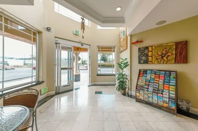 Gateway Inn and Suites Hotel - Lobi