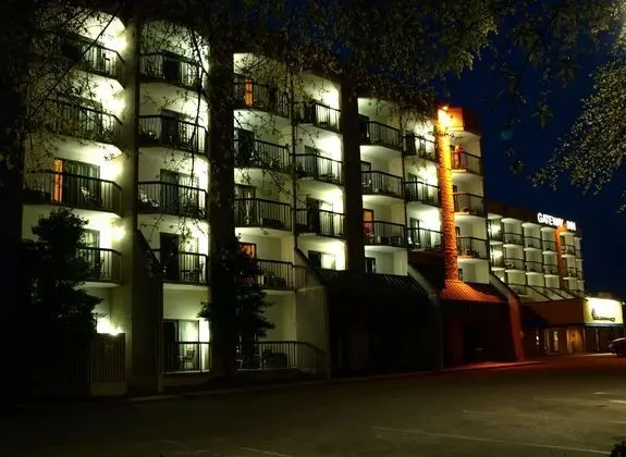 Gateway Inn & Suites