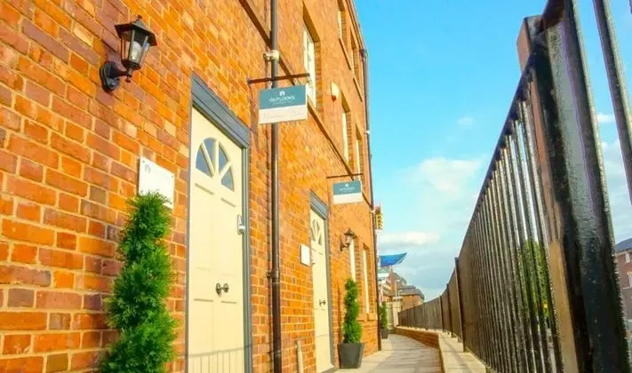 The Gathering Chester 4 Sleeps 14 Very Close to City Centre Racecourse Within Walls - Dış Mekan