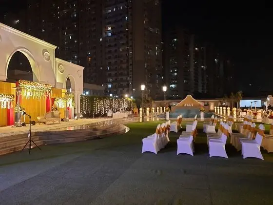 The Gaur Sarovar Portico Noida - Havuz