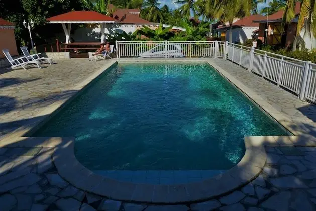 Village Bungalows Chez Honore - Havuz