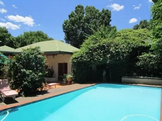 Village Green Guest House - Havuz