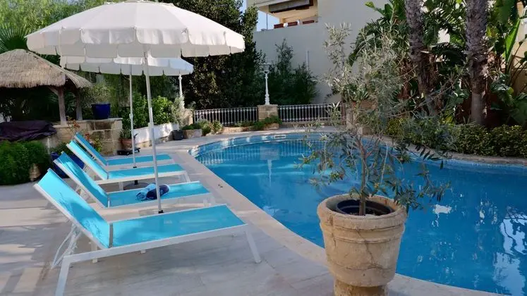 Village Knights B&B - Havuz