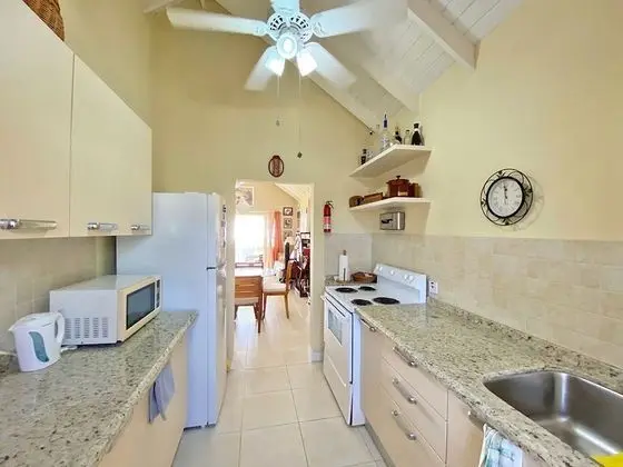 The Gem is Located a few Minutes Walk to the Gorgeous Bottom Bay Beach - İç Mekan