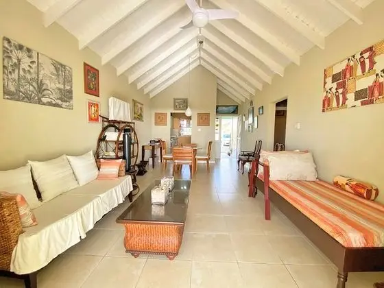 The Gem is Located a few Minutes Walk to the Gorgeous Bottom Bay Beach - Öne Çıkan Resim