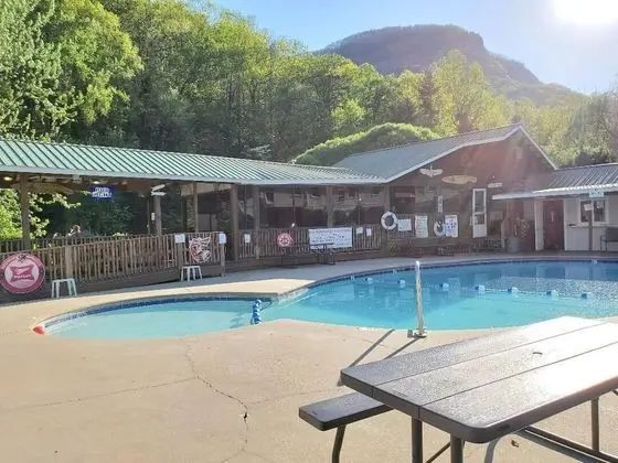 Geneva Hotel & Tiki Bar - Havuz