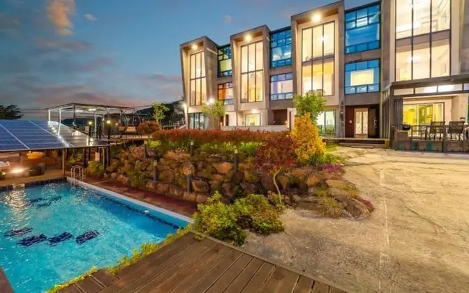 Geoje Sea and Blue Pool Villa