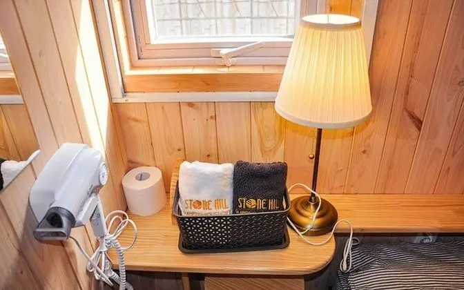 Geojedo Stone Hill Glamping Pension - Oda