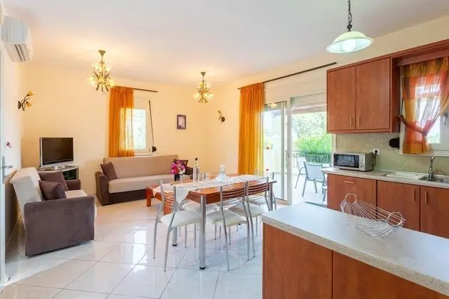 Villa Georgia Large Private Pool Walk to Beach A C Wifi Car Not Required - 1976