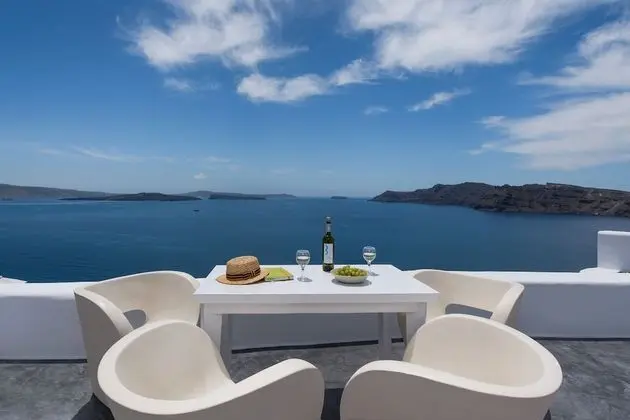 GeorgOIA House Volcano View
