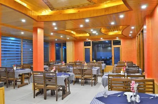 Gezellig Inn Tree Hill Cottages & Kanyal Villas - Yerinde Yemek