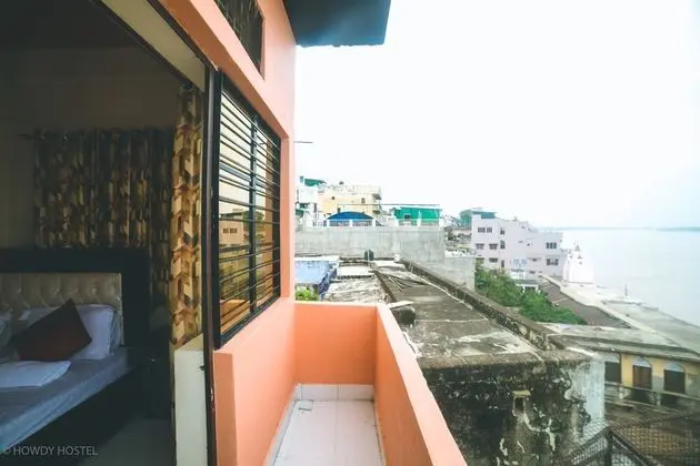 On The Ghat by Howdy Hostels