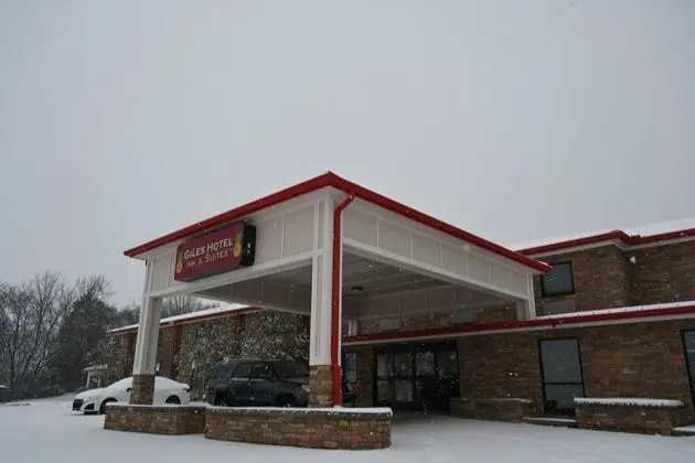 Giles Hotel Inn & Suites - Dış Mekan