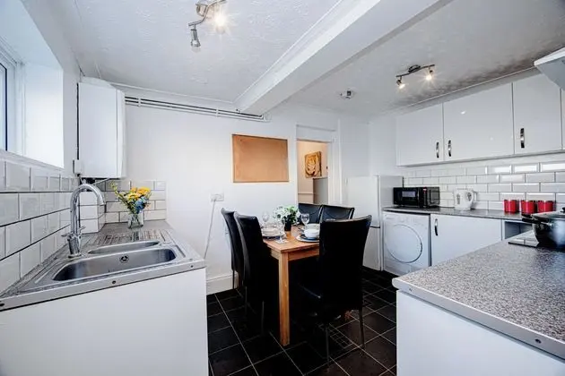 Gilling Villa Remarkable 4-bed House in Gillingham - Mutfak