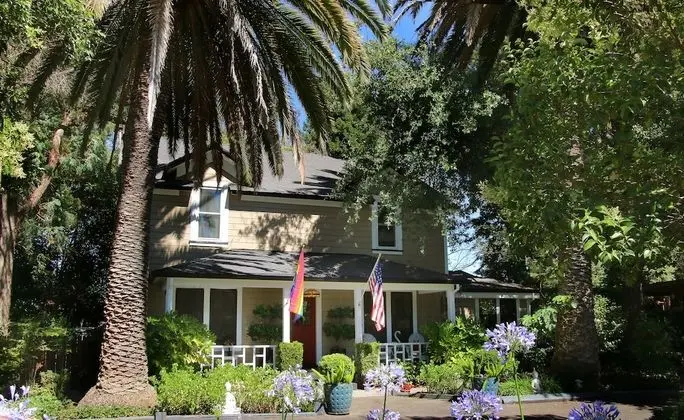 The Giraffe Inn at Old Parks Manor