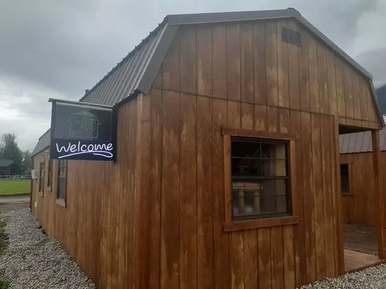 Glacier Acres Guest Ranch - Dış Mekan
