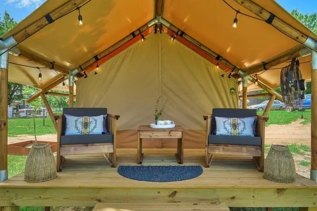 Glamping at BeeWeaver Honey Farm - Oda Manzaraları
