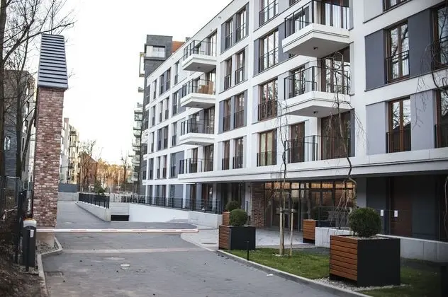 Glass House Hot Tub Apartments