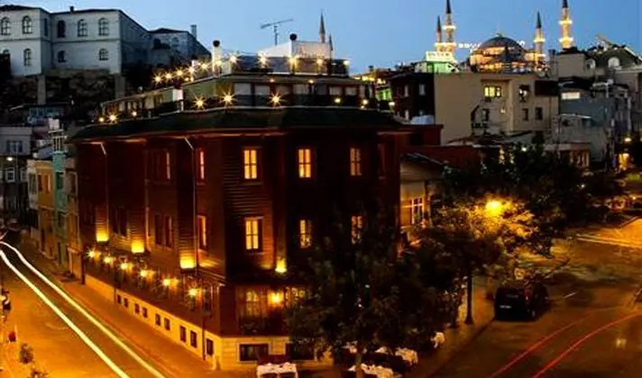 GLK PREMIER The Home Suites & Spa