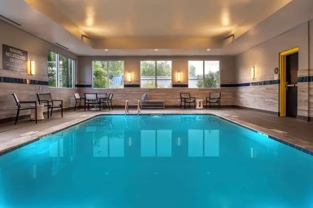 GLo Best Western Asheville Tunnel Road - Havuz