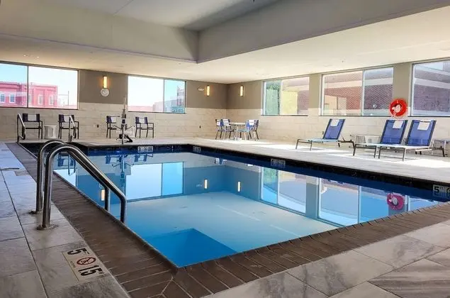 GLō Best Western Enid OK Downtown/Convention Center Hotel - Havuz
